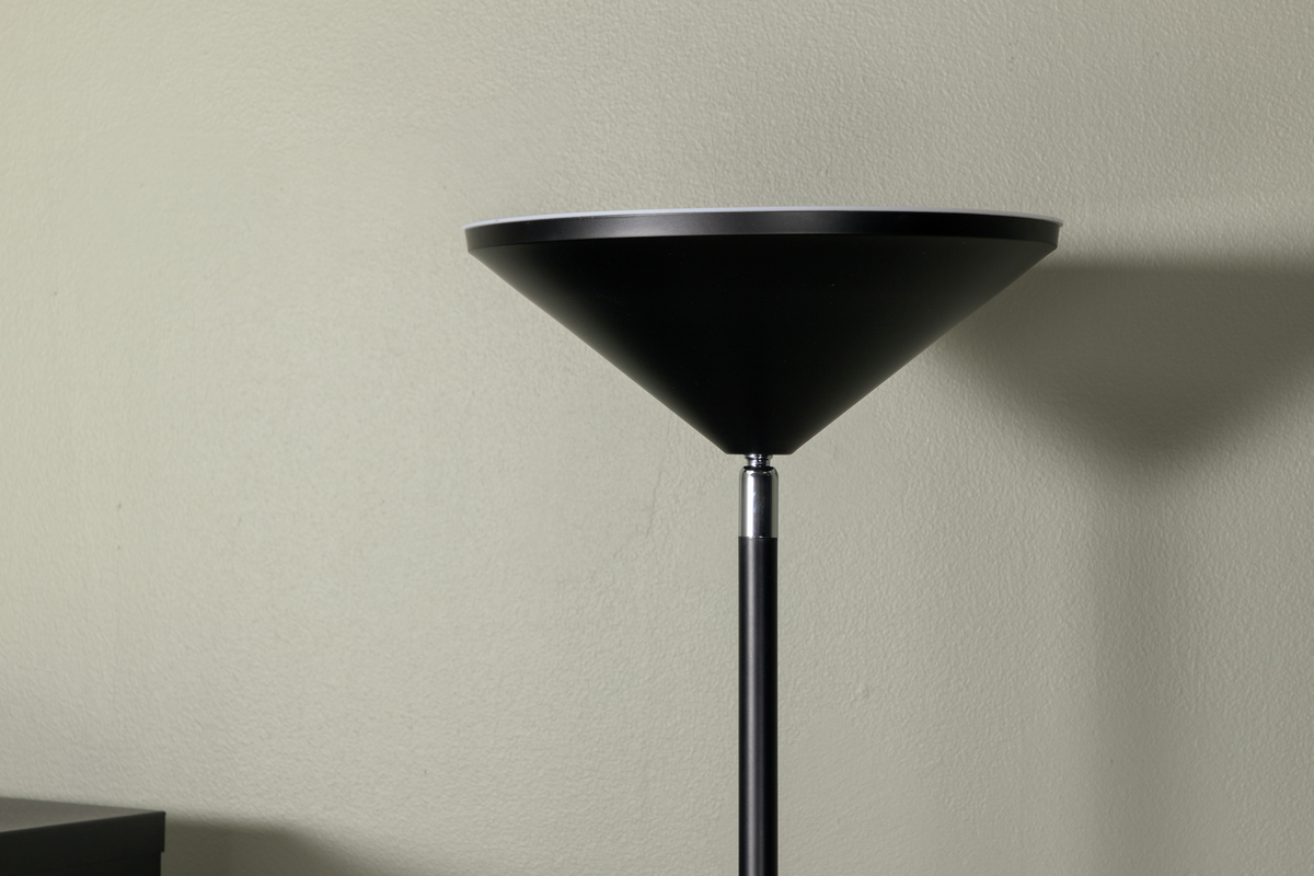 Corong Noir lampadaire De Venture Design - Livr&eacute; avec un c&acirc;ble et une prise noirs.