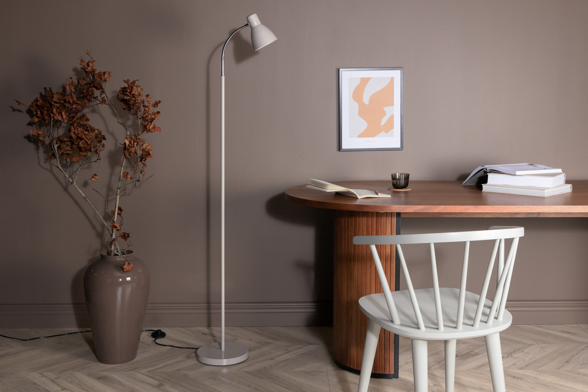 Lina Beige lampadaire De Venture Design - La lampe &agrave; incandescence Lina, dot&eacute;e d'un bras flexible et d'un abat-jour r&eacute;glable, trouvera parfaitement sa place pr&egrave;s d'un canap&eacute; ou d'un fauteuil pour vos moments de lecture en soir&eacute;e&nbsp;!
