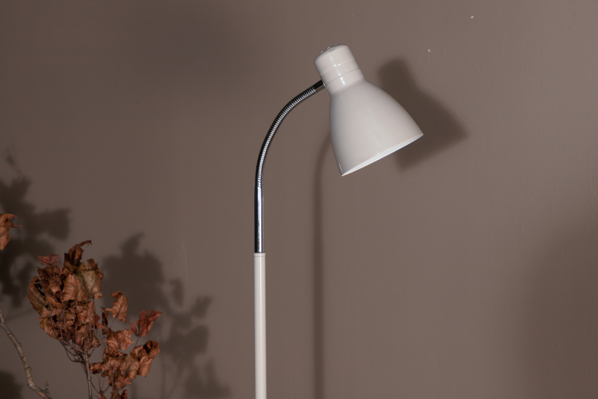 Lina Beige lampadaire De Venture Design - La lampe &agrave; incandescence Lina, dot&eacute;e d'un bras flexible et d'un abat-jour r&eacute;glable, trouvera parfaitement sa place pr&egrave;s d'un canap&eacute; ou d'un fauteuil pour vos moments de lecture en soir&eacute;e&nbsp;!