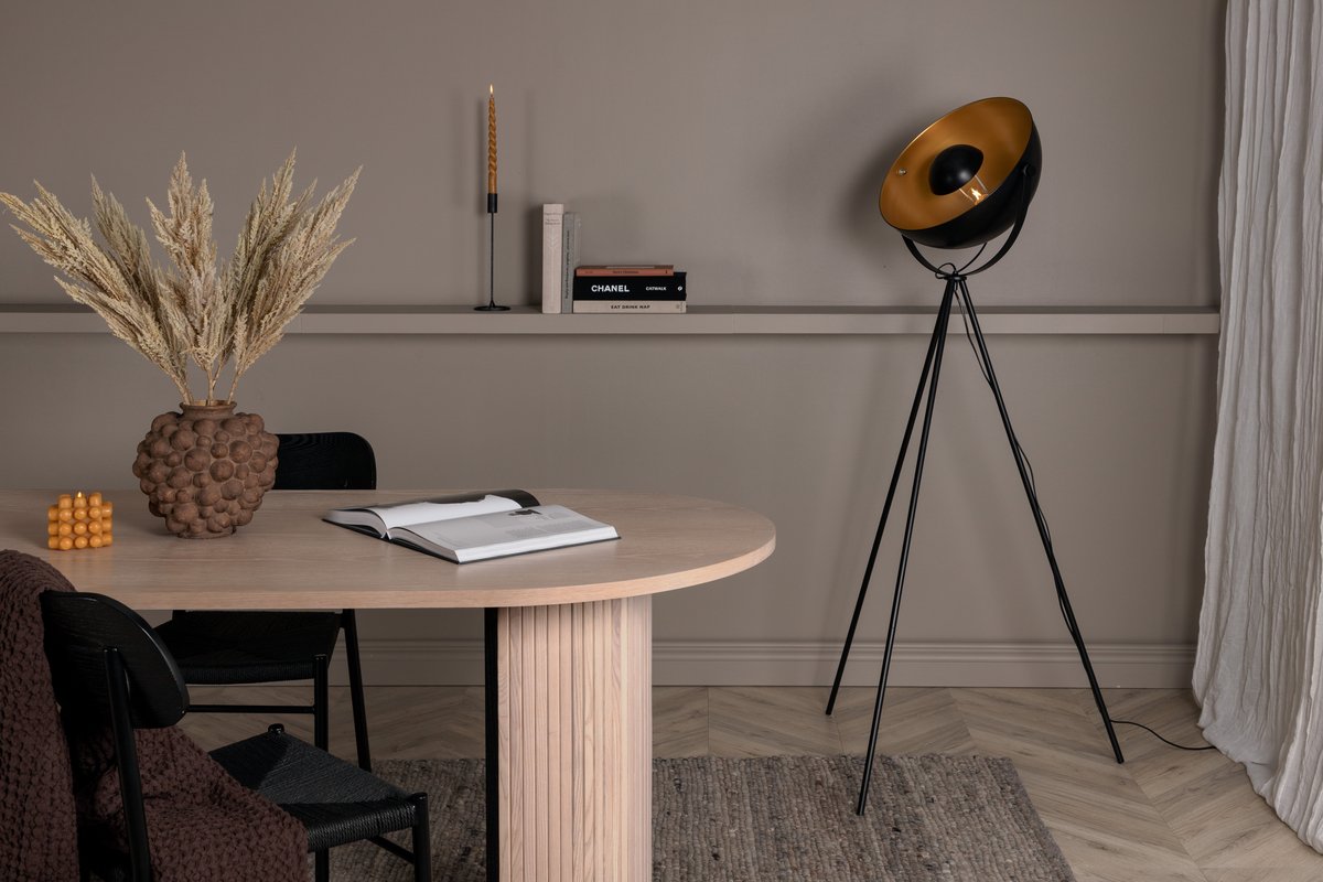 Search Noir lampadaire De Venture Design - Ses pieds fins lui conf&egrave;rent une allure &eacute;l&eacute;gante, ce qui en fait le lampadaire id&eacute;al pour ceux qui recherchent un petit plus&nbsp;!