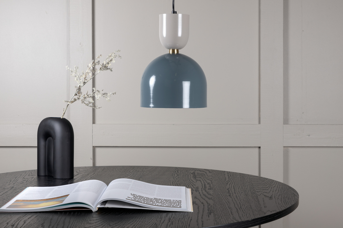 Tim Ø20 Bleu suspension De Venture Design - Sa belle forme arrondie cr&eacute;e un d&eacute;tail int&eacute;rieur agr&eacute;able et &eacute;l&eacute;gant qui sublimera n'importe quelle pi&egrave;ce.