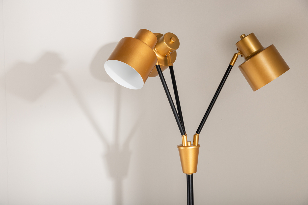 Vifta 3 Noir lampadaire De Venture Design - Livr&eacute; avec un c&acirc;ble noir, un interrupteur &agrave; pied et une prise.