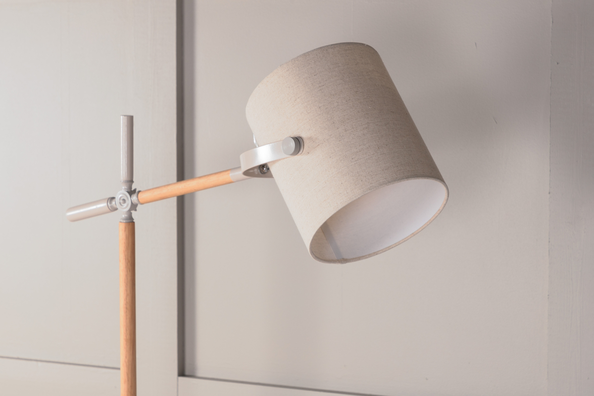 Dennis Beige/bois lampadaire De Venture Design - Dennis est un lampadaire moderne dot&eacute; d'une tige r&eacute;glable et d'un abat-jour en lin beige, diffusant une lumi&egrave;re douce et agr&eacute;able.