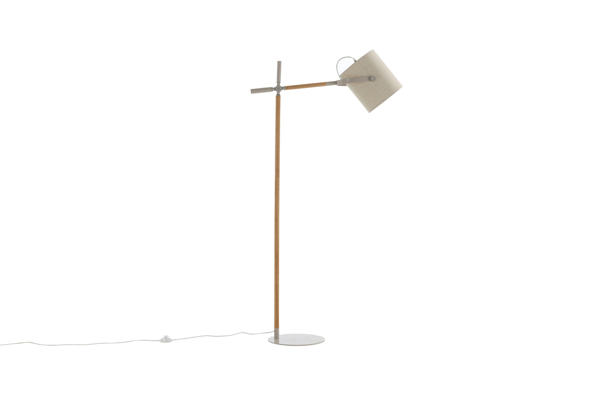 Dennis Beige/bois lampadaire De Venture Design - Dennis est un lampadaire moderne dot&eacute; d'une tige r&eacute;glable et d'un abat-jour en lin beige, diffusant une lumi&egrave;re douce et agr&eacute;able.
