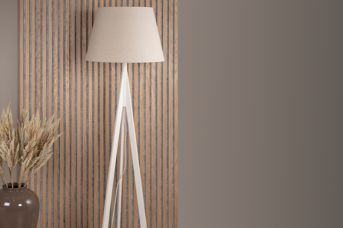Kona Blanc lampadaire De Venture Design - Kona est un &eacute;l&eacute;gant lampadaire en bois avec des pieds blancs et un abat-jour en lin beige.