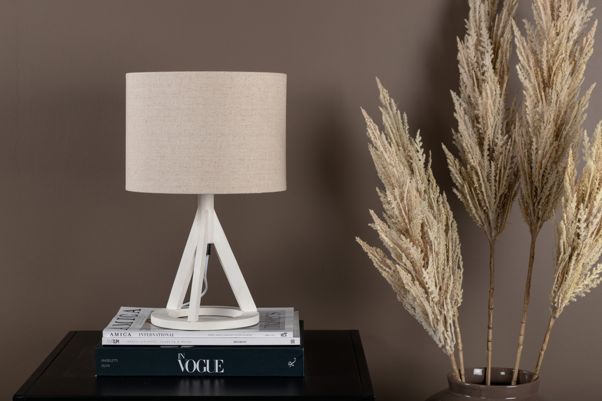 Kona 50cm Blanc lampe de table De Venture Design - La lampe de table Kona est dot&eacute;e d'un &eacute;l&eacute;gant support en bois blanc &agrave; trois pieds et d'une base ronde, ainsi que d'un abat-jour en lin beige qui lui conf&egrave;re une douce lumi&egrave;re.
