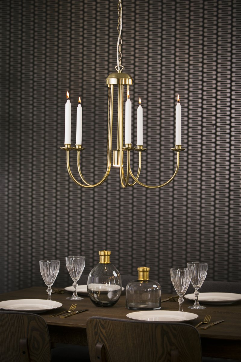 Jubilee Ø55 Laiton mat suspension De Aneta Lighting - Le design élégant avec espace pour les bougies diffuse une lumière chaleureuse et invitante et devient également un bel élément décoratif à l'intérieur.