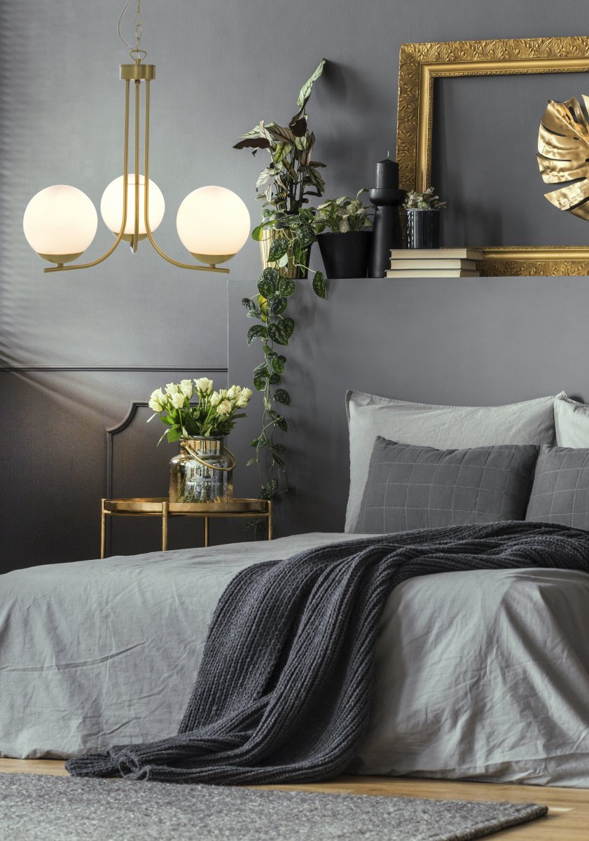 Orfeus Ø44 Laiton mat suspension De Aneta Lighting - ORFEUS est un plafonnier en laiton mat avec trois abat-jour en verre blanc opale.