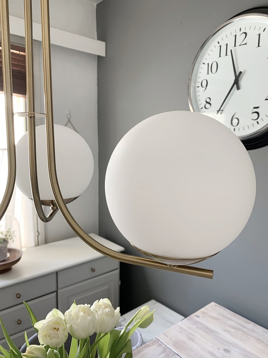 Orfeus Ø44 Laiton mat suspension De Aneta Lighting - ORFEUS est un plafonnier en laiton mat avec trois abat-jour en verre blanc opale.