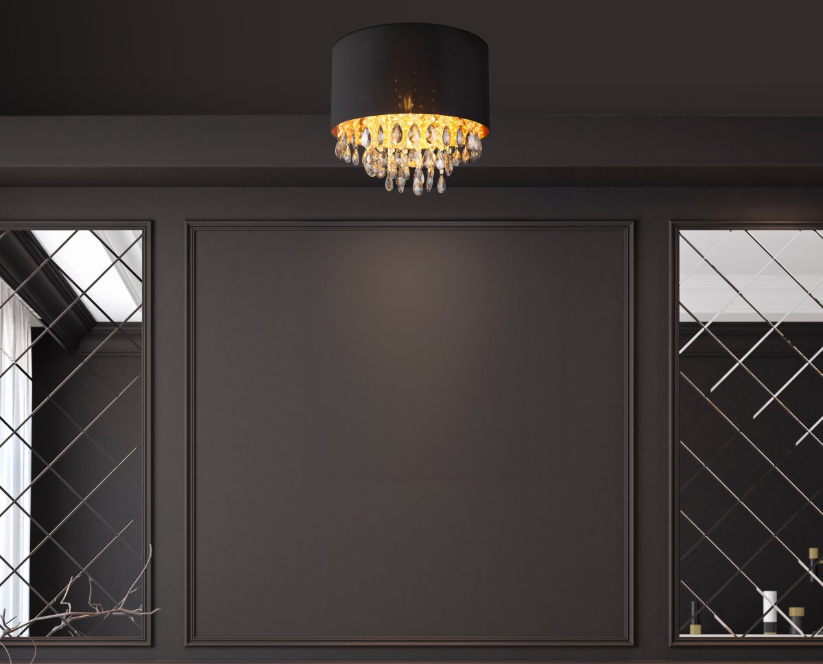 Coletta Ø40 Noir plafonnier De Globo Lighting - Textilsk&auml;rmen med en guldig insida ger ett behagligt sken och i kombination med prismorna som omfamnar ljusk&auml;llan skapas ett vackert ljusspel i rummet n&auml;r lampan &auml;r t&auml;nd.