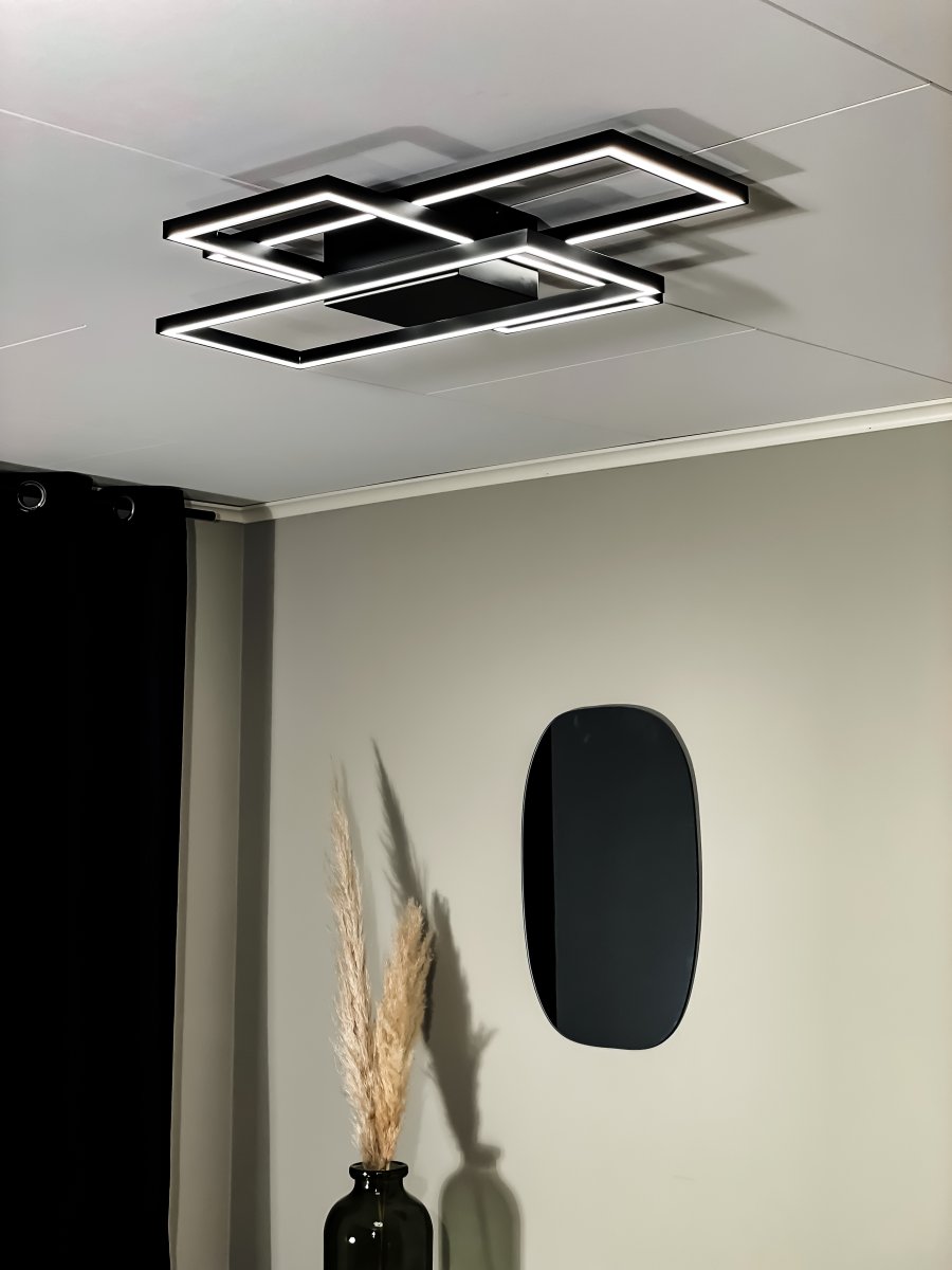 New York 65cm Noir plafonnier De Aneta Lighting - Plafonnier New York en m&eacute;tal laqu&eacute; noir avec 3 rectangles superpos&eacute;s qui donnent un aspect g&eacute;om&eacute;trique d&eacute;coratif.
