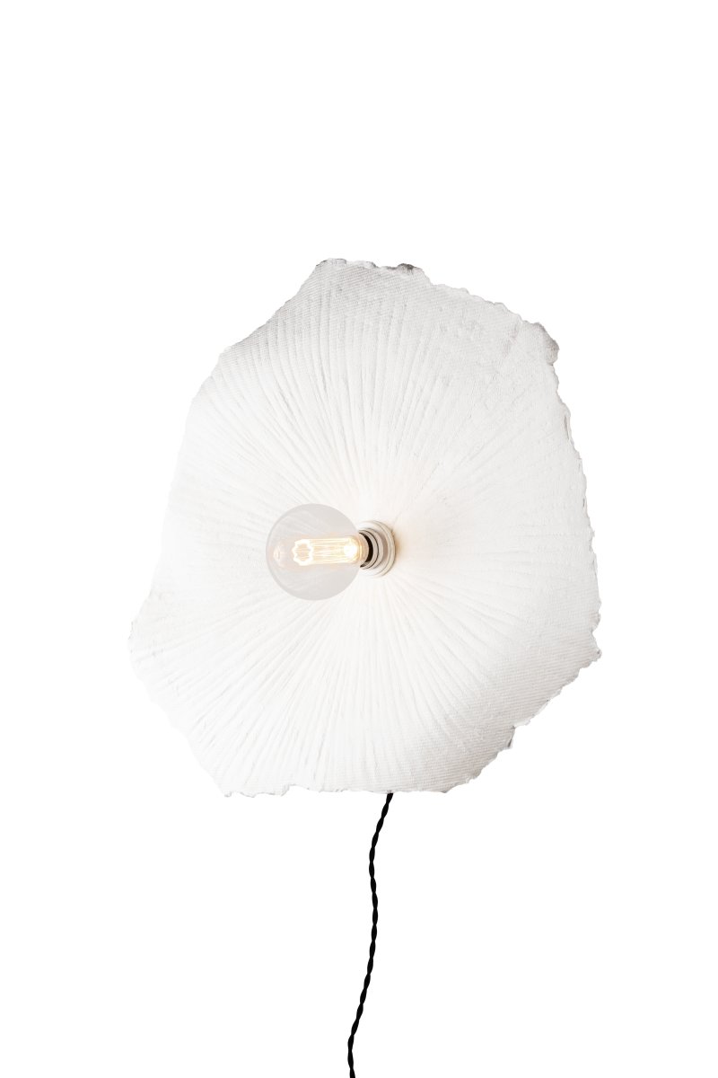 Tropez Ø60 Blanc applique murale De Globen Lighting - Un câble textile noir de 200 cm avec interrupteur est inclus pour le raccordement mural, tandis que la prise de plafond est disponible séparément.