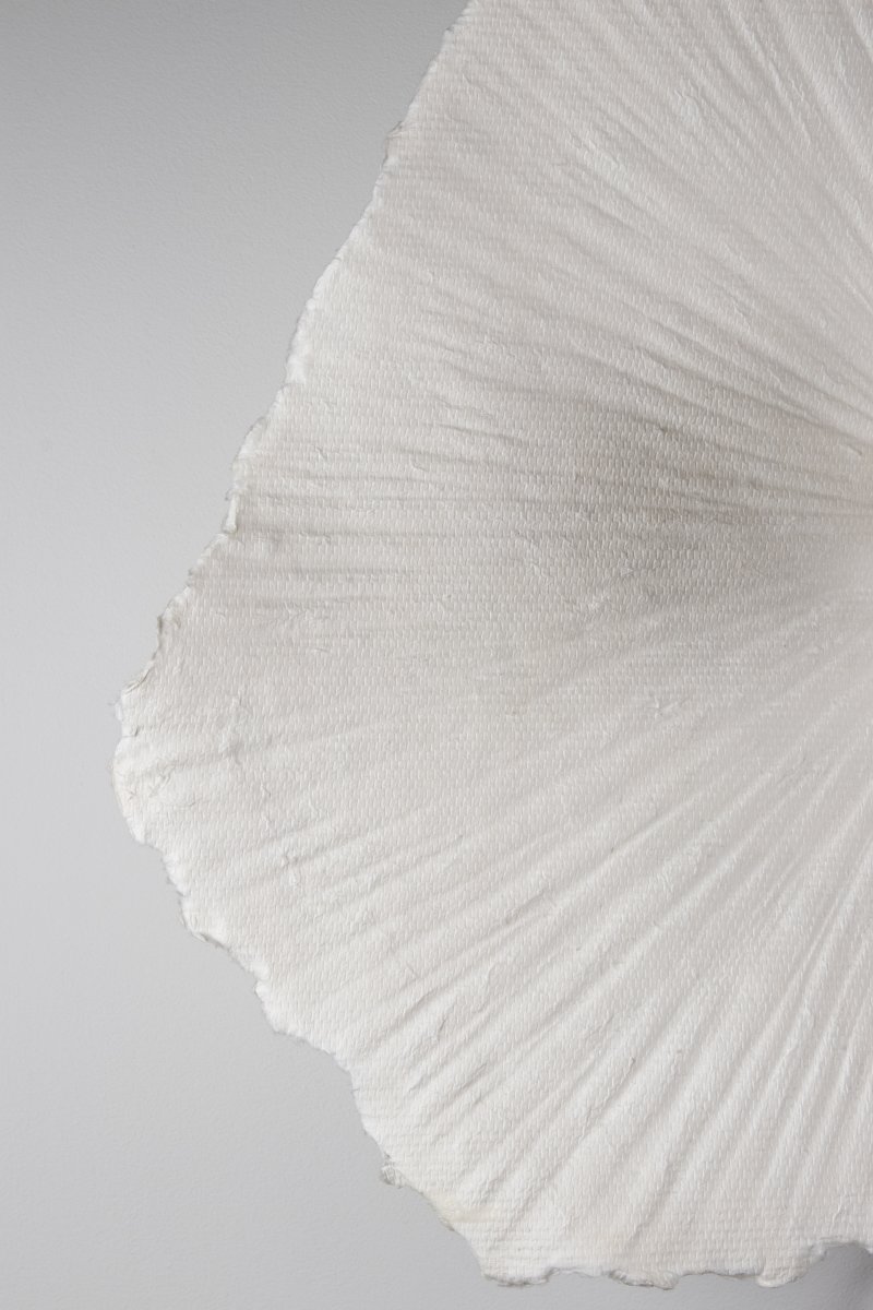 Tropez Ø60 Blanc applique murale De Globen Lighting - Un câble textile noir de 200 cm avec interrupteur est inclus pour le raccordement mural, tandis que la prise de plafond est disponible séparément.