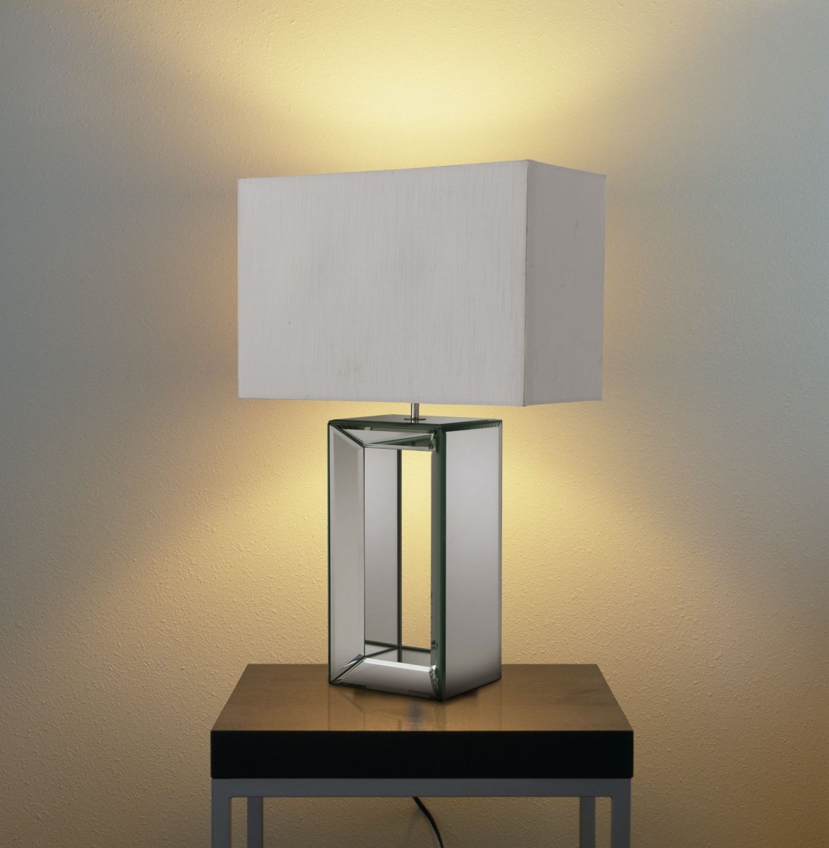 Mirror 58cm Blanc lampe de table De Searchlight - La base en miroir donne à la lampe un aspect moderne et la rend parfaite pour être placée dans un salon moderne, où elle offre à la fois lumière et style.