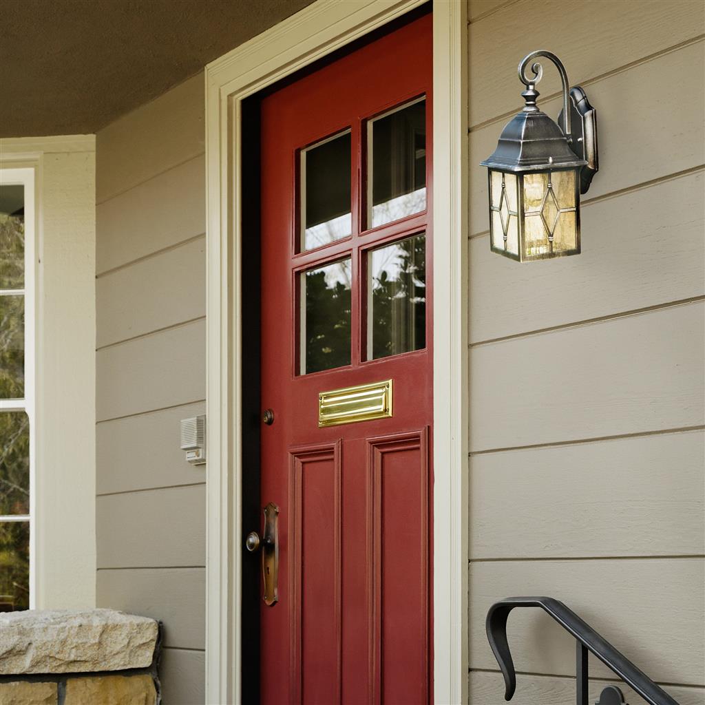 Genoa Argent lampe d’extérieur De Searchlight - Donnez à votre terrasse, votre entrée ; ou donnez à votre façade une touche rustique avec l'applique murale Genoa – une lampe pleine de charme et de caractère.