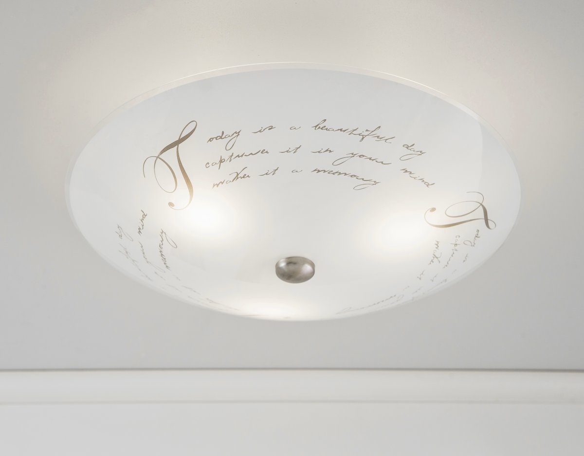 Skrift Ø42 Blanc plafonnier De Aneta Lighting - L'abat-jour est légèrement en forme de coquillage et, avec son motif fin et ses détails métalliques, s'intègre dans n'importe quel intérieur.
