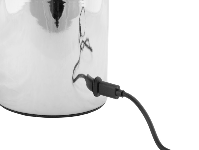 Camp LED 30cm Chrome portable De Leitmotiv - Fabriquée en métal, elle arbore une finition chromée brillante et un abat-jour dépoli élégant qui diffuse une lumière douce et agréable.