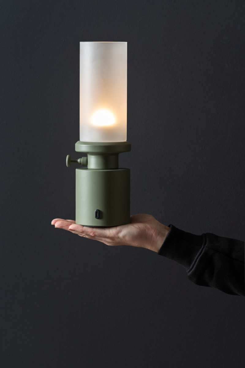 Camp LED 30cm Vert portable De Leitmotiv - Fabriquée en métal, elle arbore une subtile teinte verte et un élégant dôme dépoli qui diffuse une lumière douce et agréable.