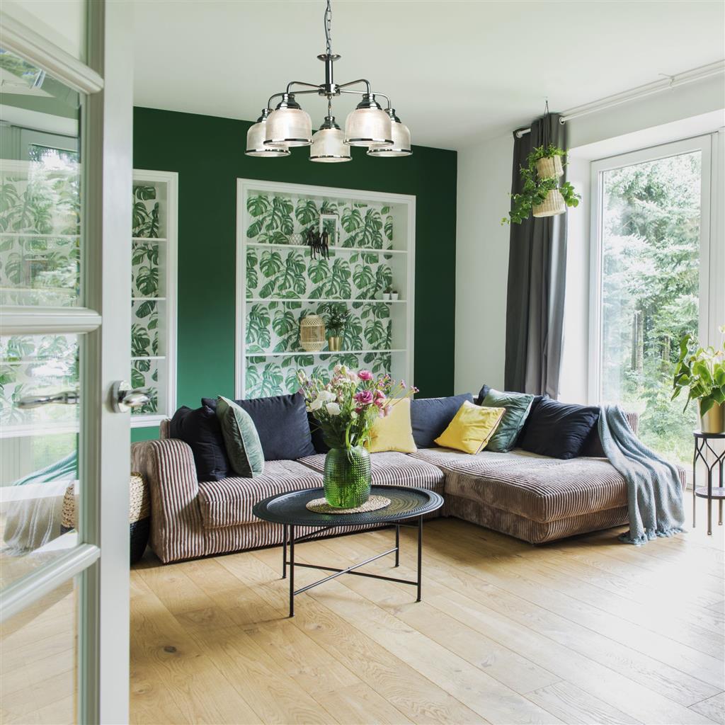 Bistro Ø58 Argent suspension De Searchlight - Ses cinq abat-jour en verre dépoli et côtelé, façon holophane, diffusent une lumière douce et agréable, créant un jeu d'ombres et de lumières captivant.