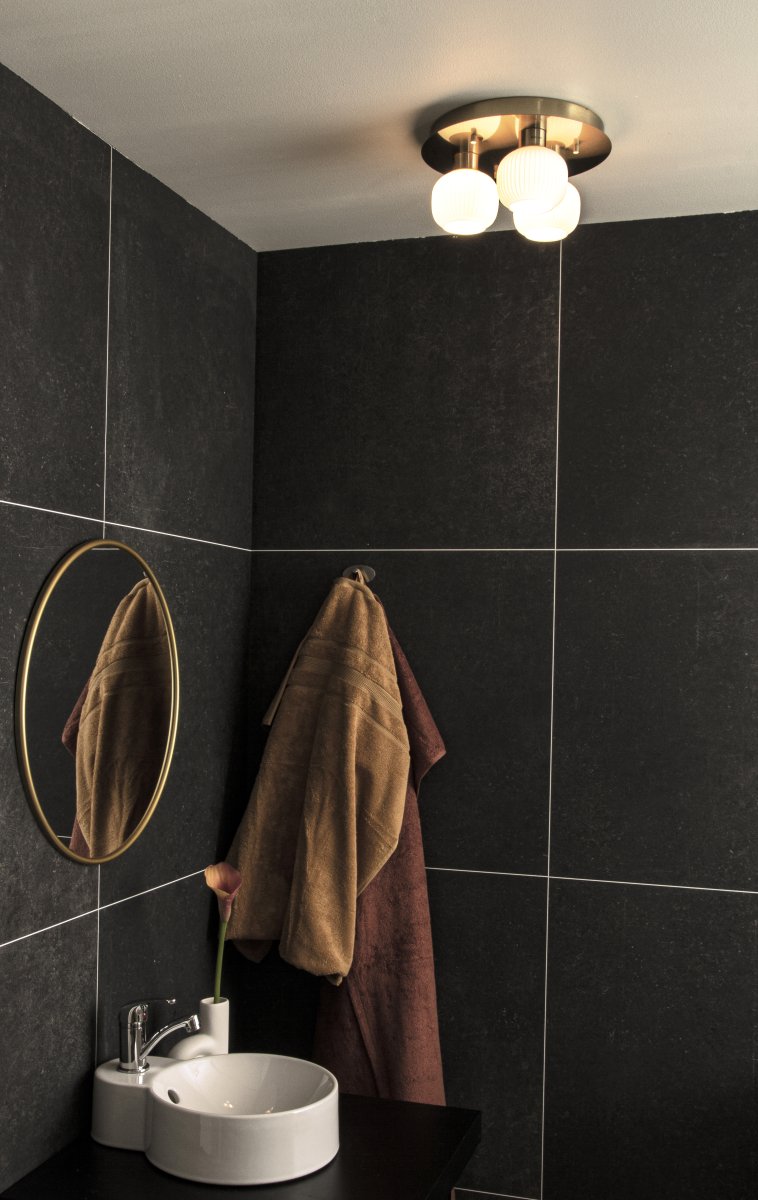 Messina Ø28 Laiton mat lampe de salle de bain De Aneta Lighting - Plafonnier Messina en laiton mat avec 3 coupoles en verre cannelé blanc opale.
