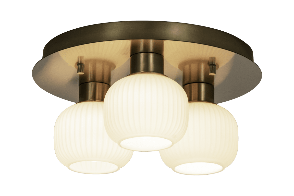Messina Ø28 Laiton mat lampe de salle de bain De Aneta Lighting - Plafonnier Messina en laiton mat avec 3 coupoles en verre cannelé blanc opale.