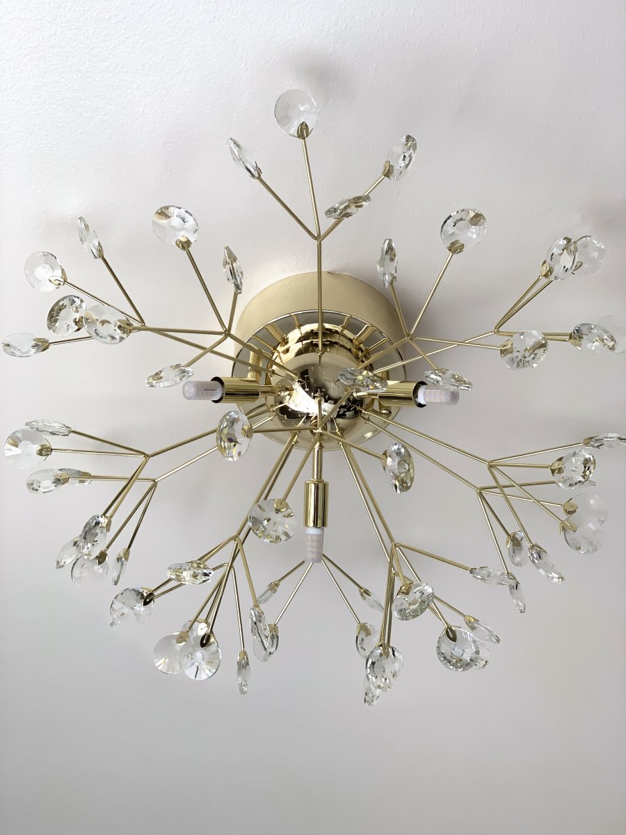 Viva Ø57 Laiton plafonnier De Aneta Lighting - Les prismes en cristal K9 et 3 x 25 W G9 (non inclus) confèrent à la lumière un éclat particulier.