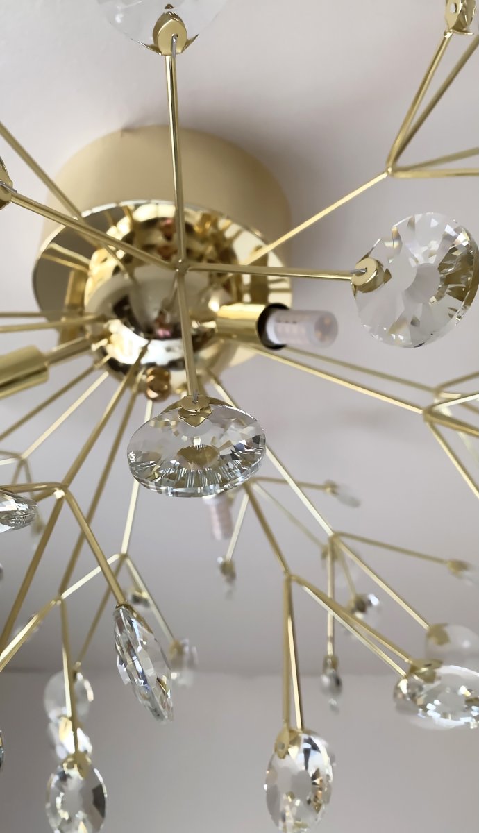 Viva Ø57 Laiton plafonnier De Aneta Lighting - Les prismes en cristal K9 et 3 x 25 W G9 (non inclus) confèrent à la lumière un éclat particulier.