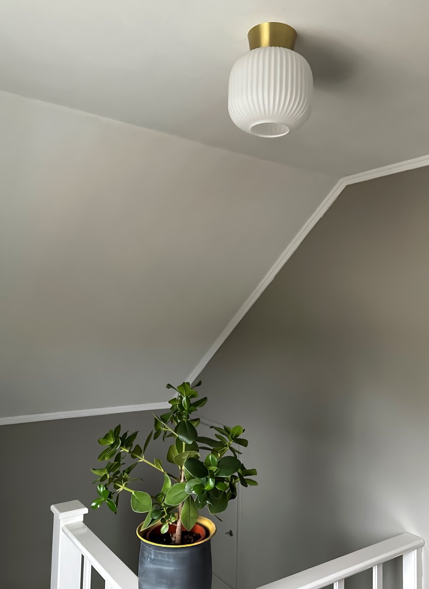 Vanja Ø20 Laiton/Blanc plafonnier De Aneta Lighting - Vanja est un petit plafonnier élégant, idéal pour les petites pièces comme les couloirs, les cuisines ou les chambres.