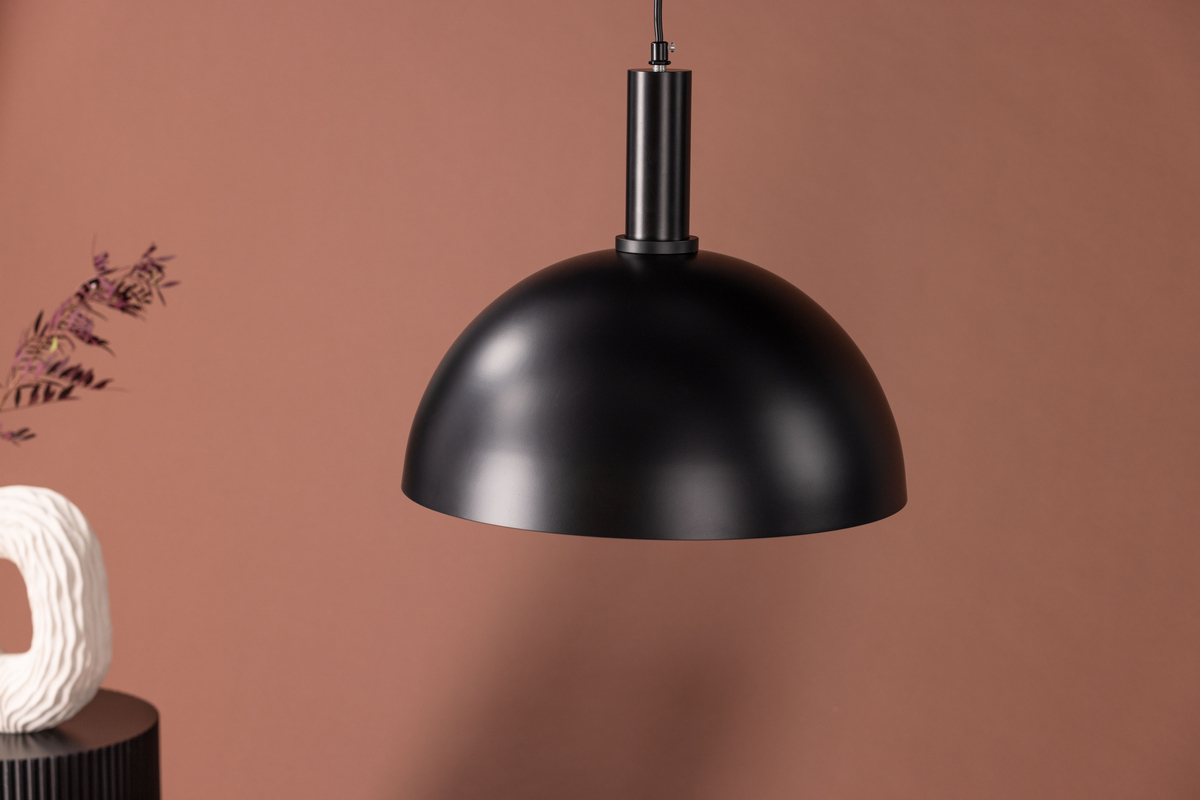 Narbonne Ø35 Noir suspension De Venture Design - Ce luminaire trouvera parfaitement sa place au-dessus de la table &agrave; manger, dans l'entr&eacute;e ou dans la chambre&nbsp;; &agrave; vous de choisir&nbsp;!