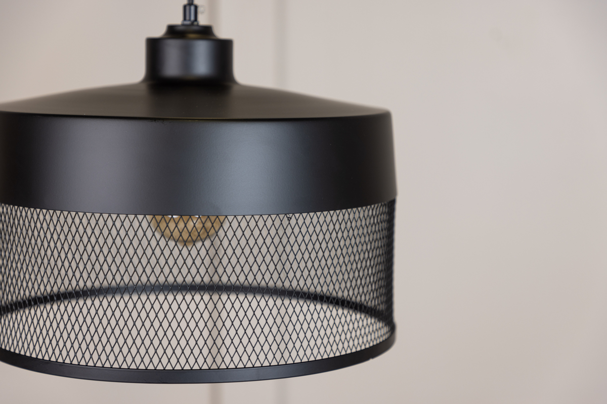 Toulon Ø33 Noir suspension De Venture Design - Placez-la au-dessus de votre table &agrave; manger ou de votre table basse et recevez un magnifique d&eacute;tail d&eacute;coratif &agrave; l'achat.