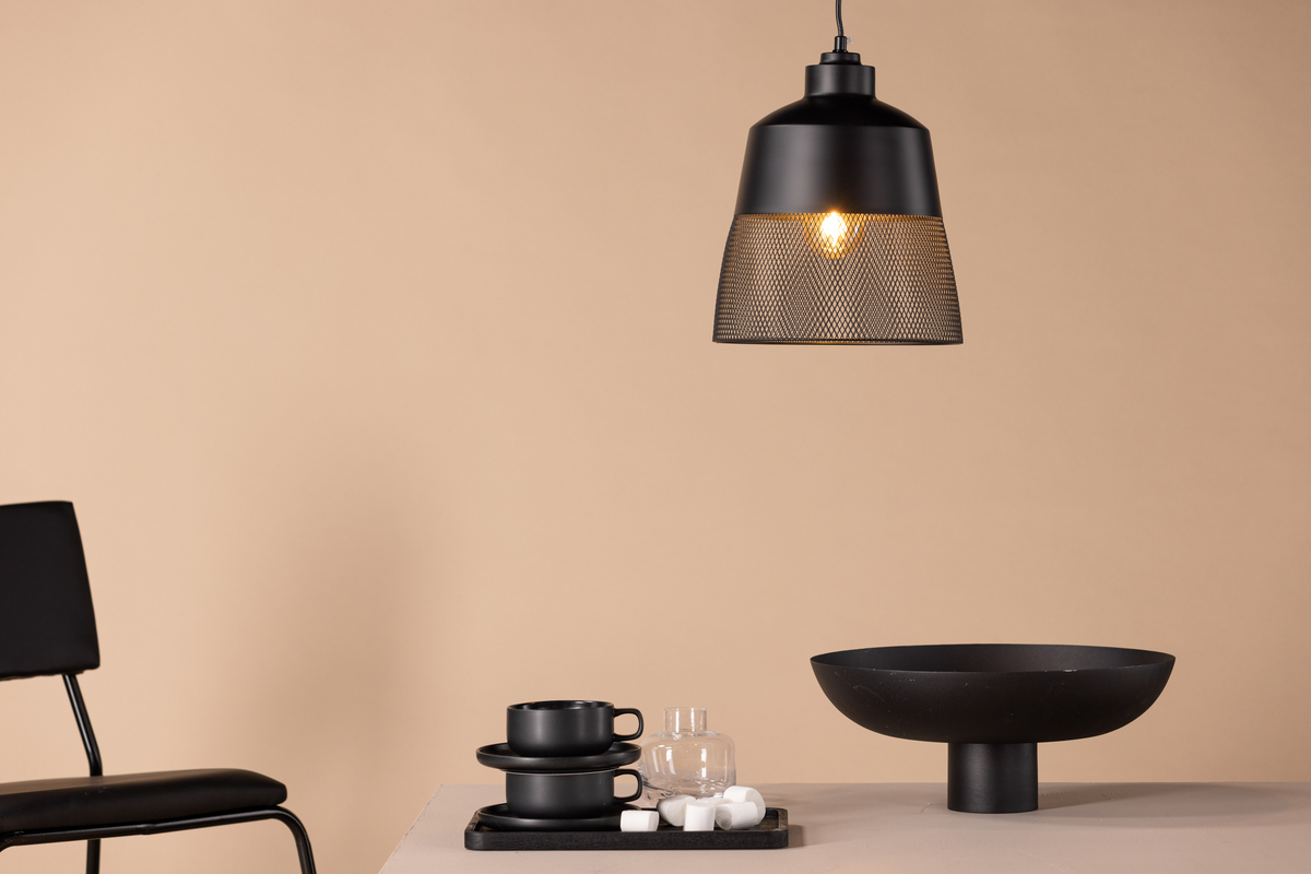 Toulon Ø24 Noir suspension De Venture Design - Son pied en fer noir mat lui conf&egrave;re une allure &eacute;l&eacute;gante, tandis que la partie inf&eacute;rieure de l'abat-jour pr&eacute;sente un motif &agrave; mailles fines qui lui conf&egrave;re une originalit&eacute; unique et diffuse une lumi&egrave;re agr&eacute;able dans toute la pi&egrave;ce.