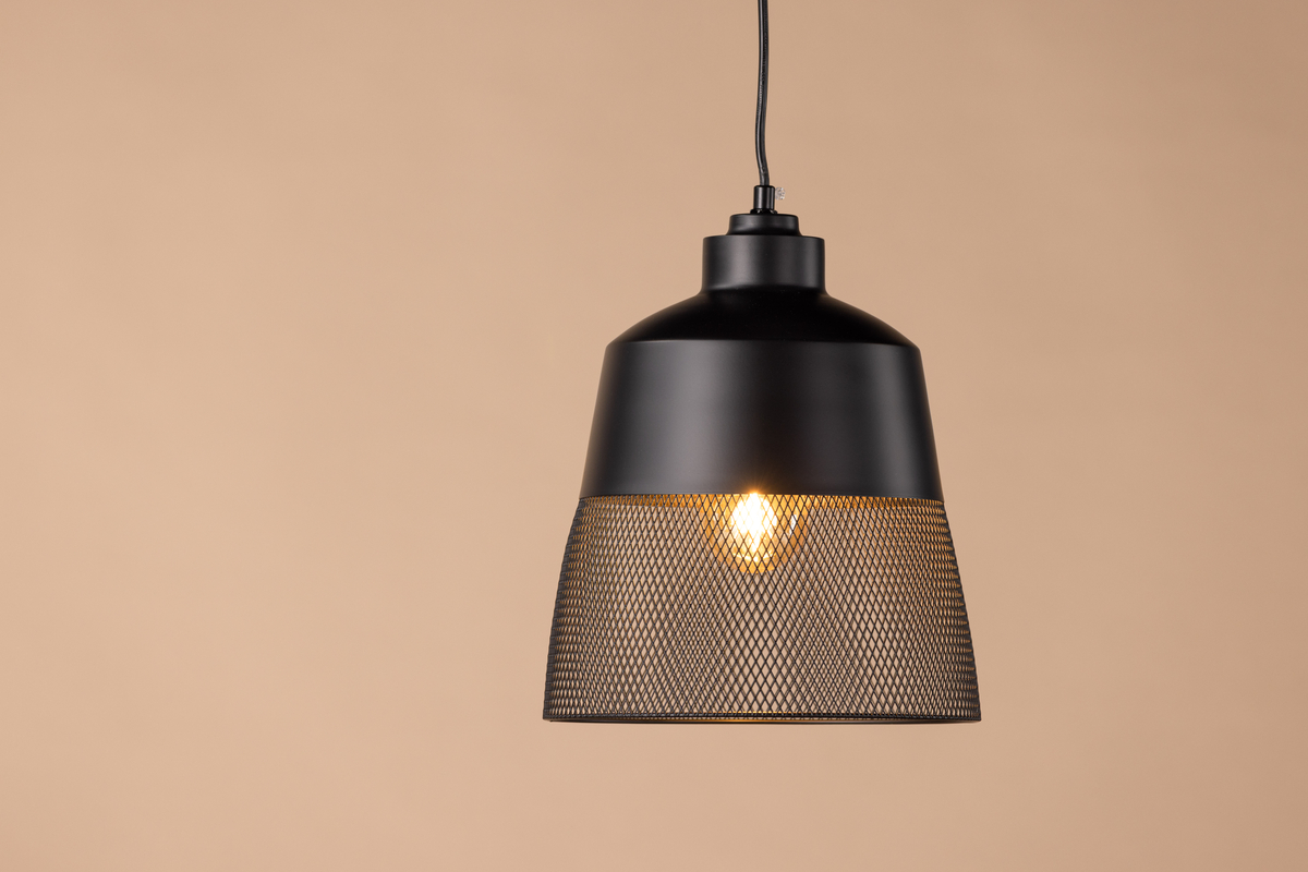 Toulon Ø24 Noir suspension De Venture Design - Son pied en fer noir mat lui conf&egrave;re une allure &eacute;l&eacute;gante, tandis que la partie inf&eacute;rieure de l'abat-jour pr&eacute;sente un motif &agrave; mailles fines qui lui conf&egrave;re une originalit&eacute; unique et diffuse une lumi&egrave;re agr&eacute;able dans toute la pi&egrave;ce.
