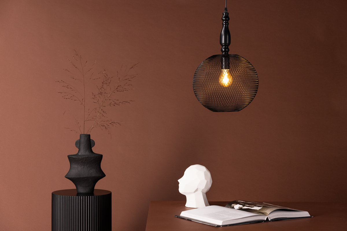 Valence Ø30 Noir suspension De Venture Design - Id&eacute;al au-dessus d'une table basse ou d'une table &agrave; manger, il apportera une touche d'originalit&eacute; &agrave; votre d&eacute;coration&nbsp;!