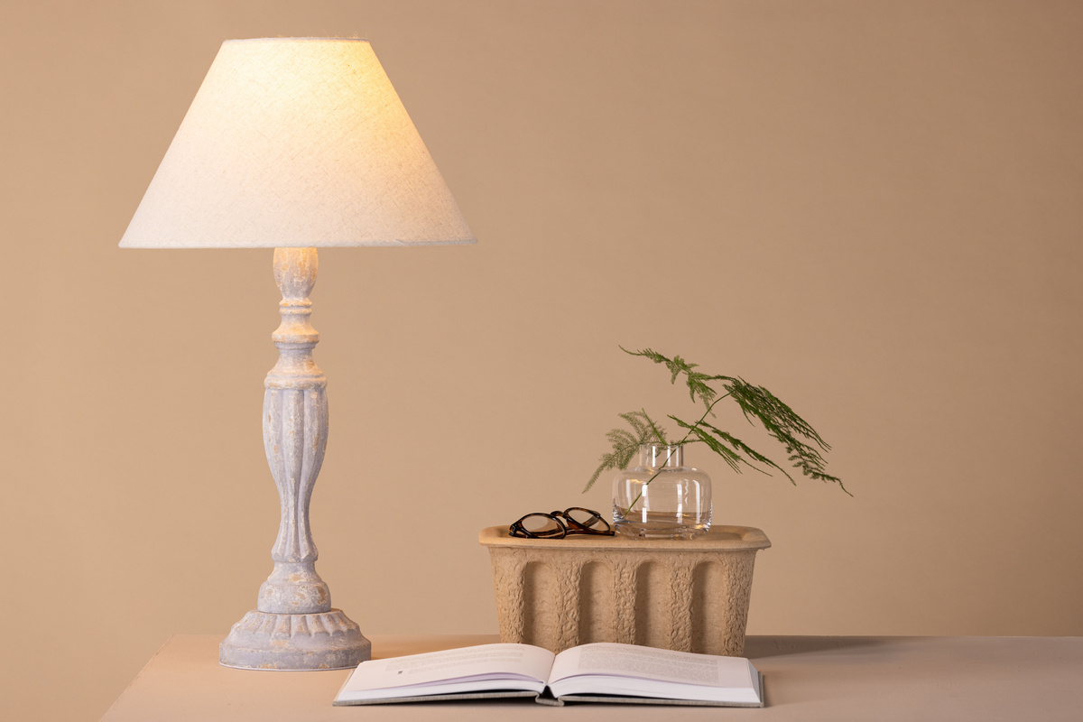 Caen 62cm Gris clair lampe de table De Venture Design - Elle est fournie avec un c&acirc;ble blanc, un interrupteur et une prise.