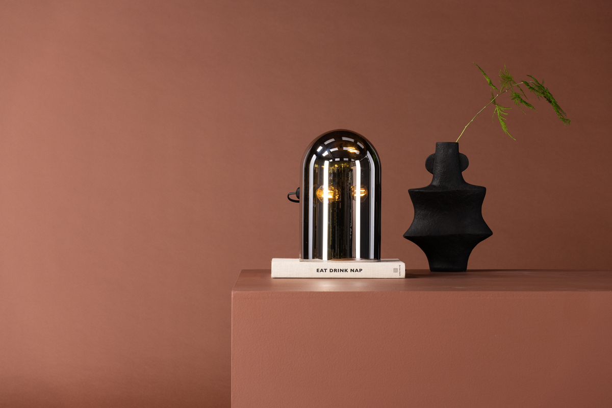 Quentin 32cm Couleur fumée lampe de table De Venture Design - Ses formes arrondies et son verre fum&eacute; effet miroir en font une lampe tendance qui s'harmonise facilement avec d'autres meubles et son format compact lui permet de trouver sa place m&ecirc;me dans les espaces restreints, comme sur une &eacute;tag&egrave;re.