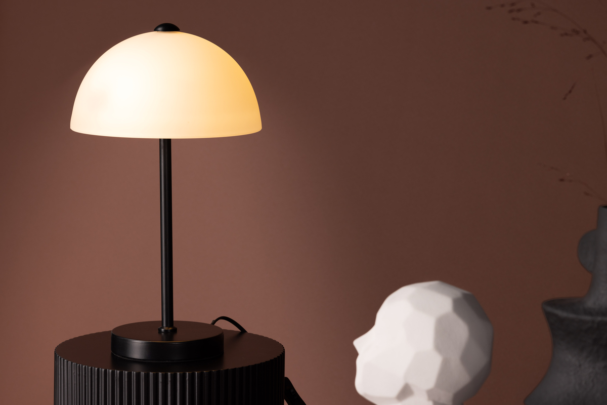 Ferrand 42cm Noir lampe de table De Venture Design - Elle diffuse une belle lumi&egrave;re qui illumine la maison et cr&eacute;e une atmosph&egrave;re chaleureuse et harmonieuse.