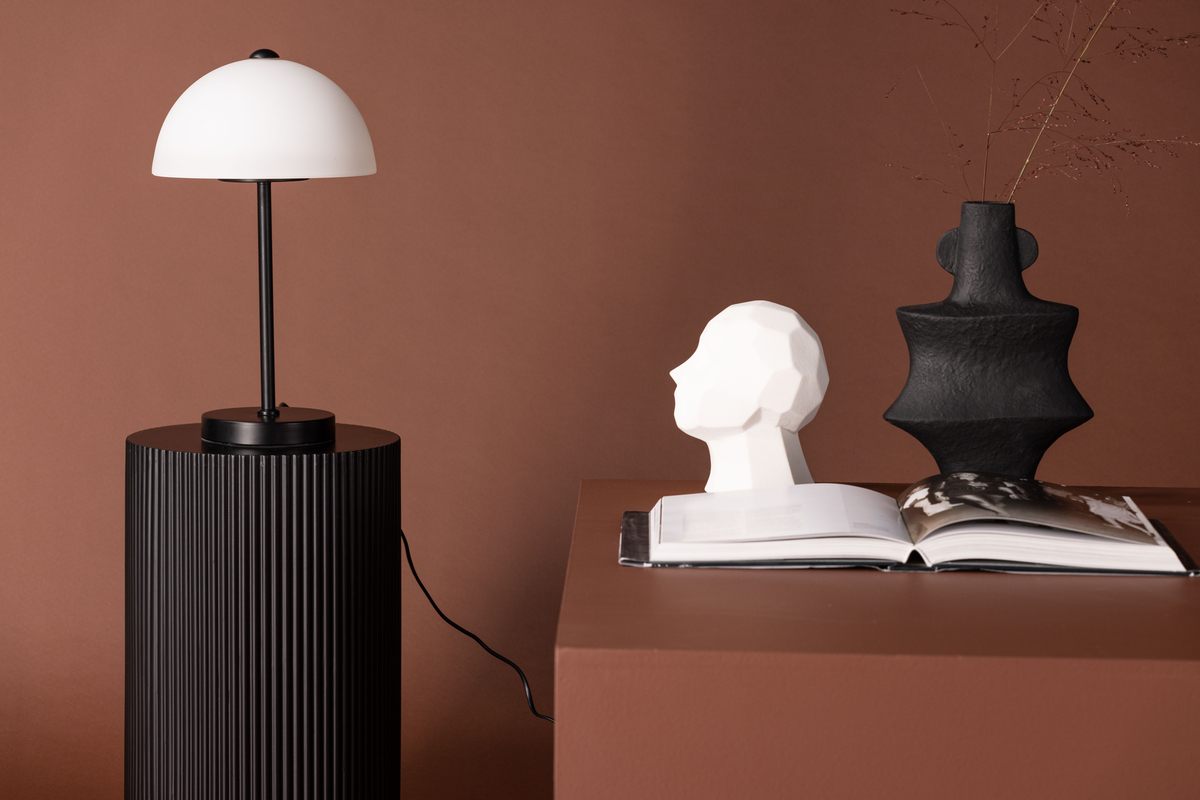 Ferrand 42cm Noir lampe de table De Venture Design - Elle diffuse une belle lumi&egrave;re qui illumine la maison et cr&eacute;e une atmosph&egrave;re chaleureuse et harmonieuse.