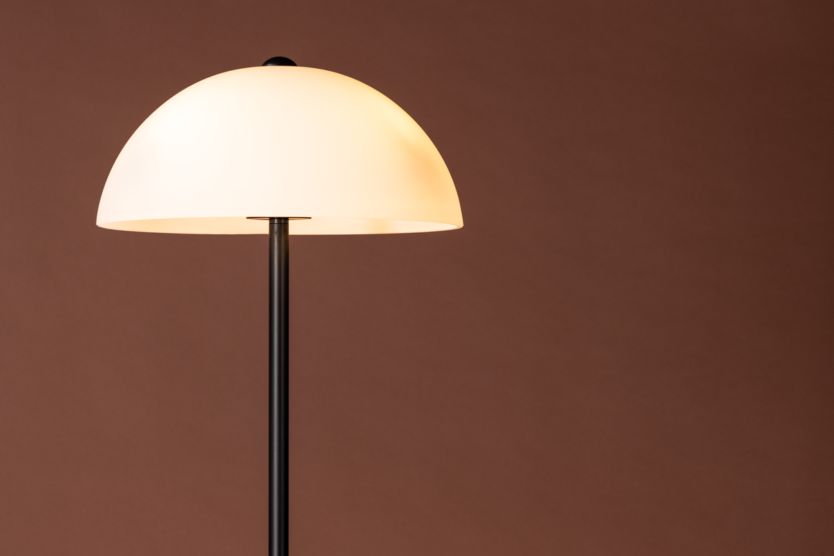 Ferrand Noir lampadaire De Venture Design - Livr&eacute; avec un c&acirc;ble noir, un interrupteur &agrave; pied et une prise.