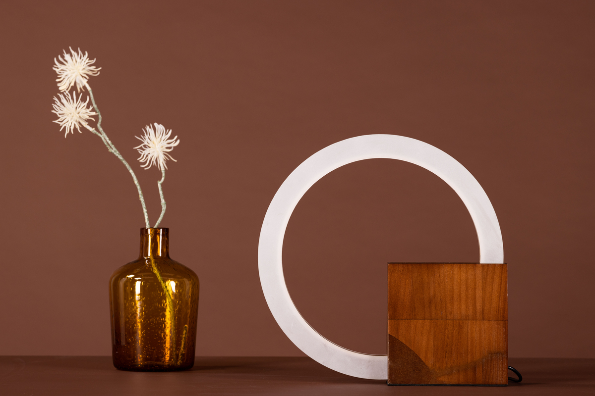 Brive 30cm Noyer lampe de table De Venture Design - La lampe de table Brive est dot&eacute;e d'un pied en bois couleur noyer tendance et d'un cadre rond en acrylique blanc.