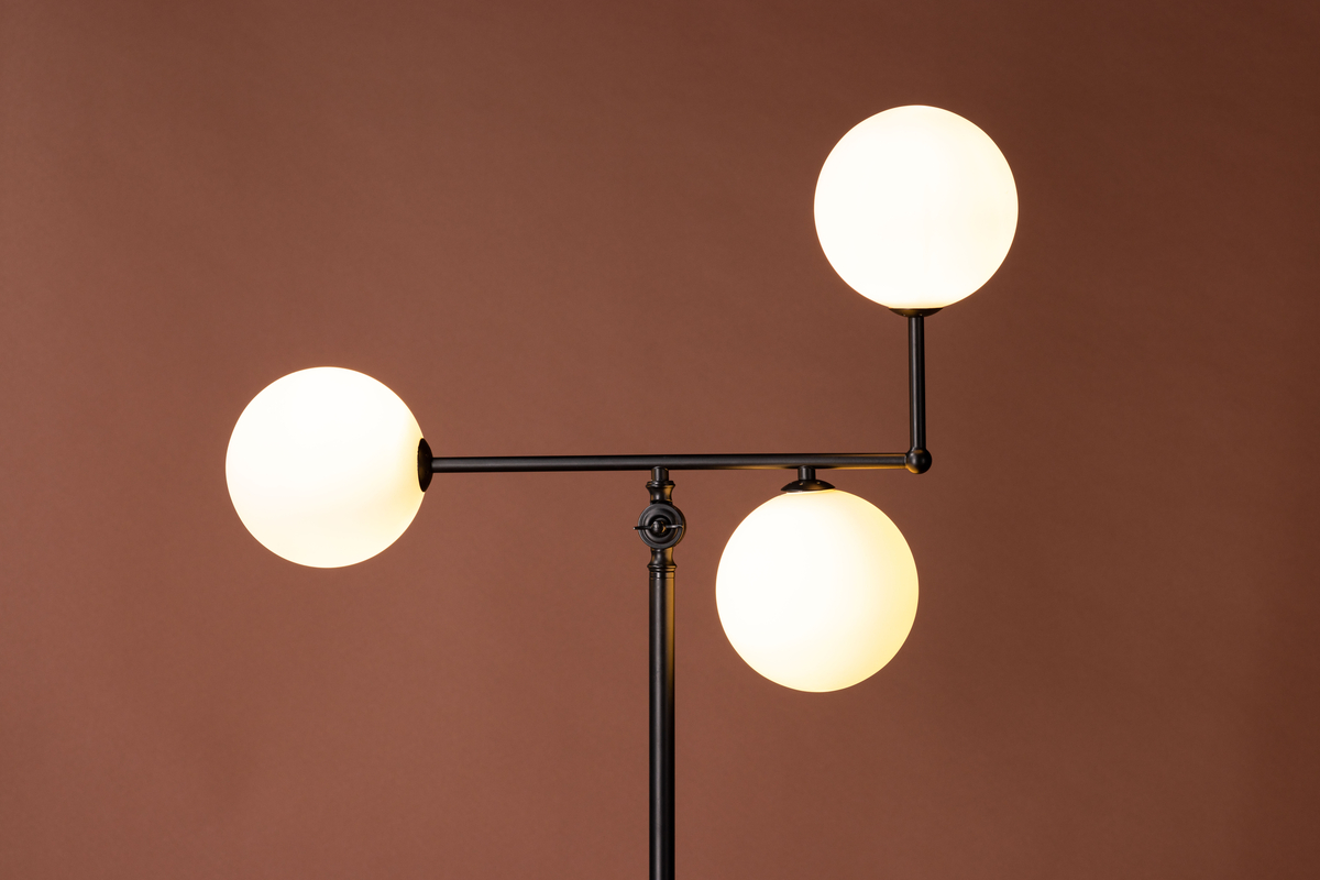 Marsan Noir lampadaire De Venture Design - Nous vous recommandons de placer la lampe dans un coin du salon pour une touche d&eacute;corative suppl&eacute;mentaire et une lumi&egrave;re chaleureuse.