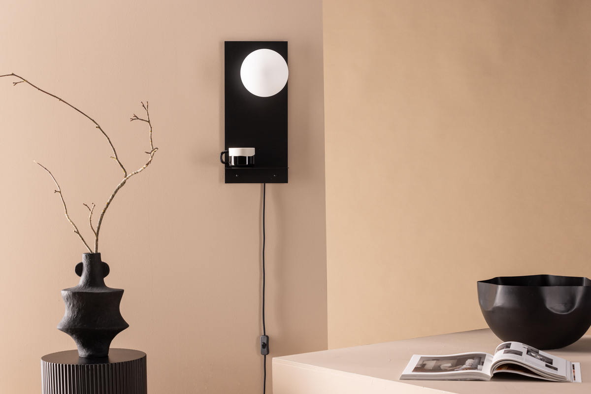 Troyes 45cm Noir applique murale De Venture Design - Livr&eacute;e avec un c&acirc;ble noir, un interrupteur et une prise.