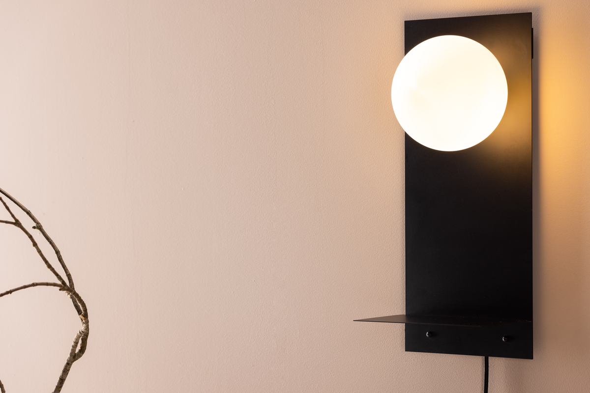Troyes 45cm Noir applique murale De Venture Design - Livr&eacute;e avec un c&acirc;ble noir, un interrupteur et une prise.