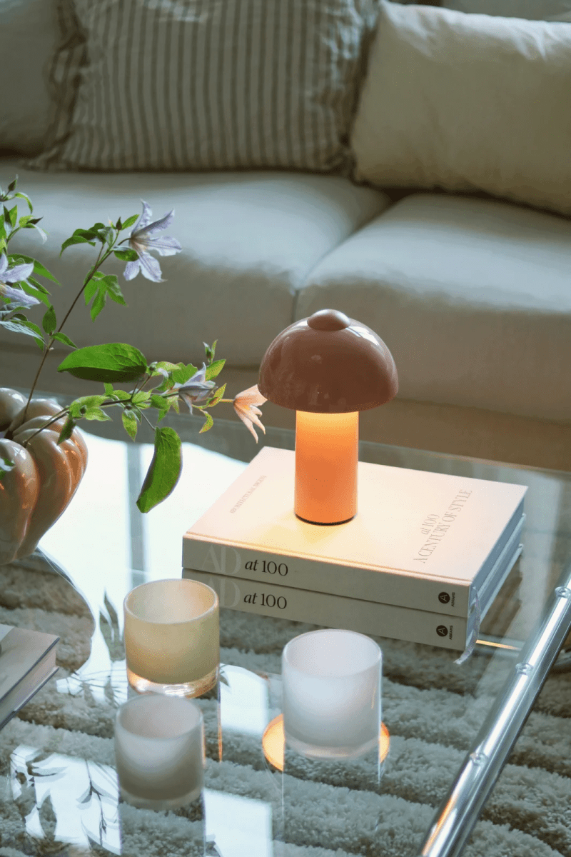 Buddy 25cm Rose portable De Globen Lighting - Gr&acirc;ce &agrave; son indice de protection IP44, elle est id&eacute;ale pour une utilisation int&eacute;rieure et ext&eacute;rieure, mais il est recommand&eacute; de la ranger &agrave; l'int&eacute;rieur lorsqu'elle n'est pas utilis&eacute;e.