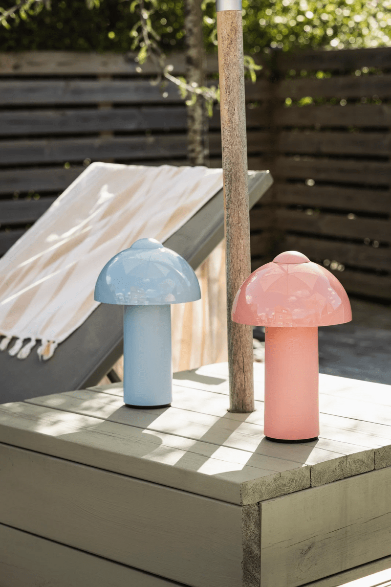 Buddy 25cm Rose portable De Globen Lighting - Gr&acirc;ce &agrave; son indice de protection IP44, elle est id&eacute;ale pour une utilisation int&eacute;rieure et ext&eacute;rieure, mais il est recommand&eacute; de la ranger &agrave; l'int&eacute;rieur lorsqu'elle n'est pas utilis&eacute;e.