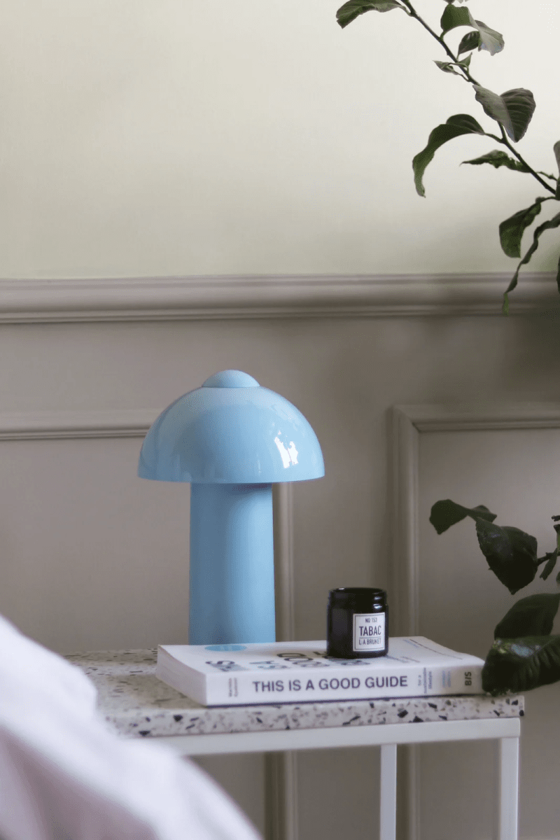 Buddy 25cm bleu clair portable De Globen Lighting - Gr&acirc;ce &agrave; son indice de protection IP44, elle est id&eacute;ale pour une utilisation int&eacute;rieure et ext&eacute;rieure, mais il est recommand&eacute; de la ranger &agrave; l'int&eacute;rieur lorsqu'elle n'est pas utilis&eacute;e.