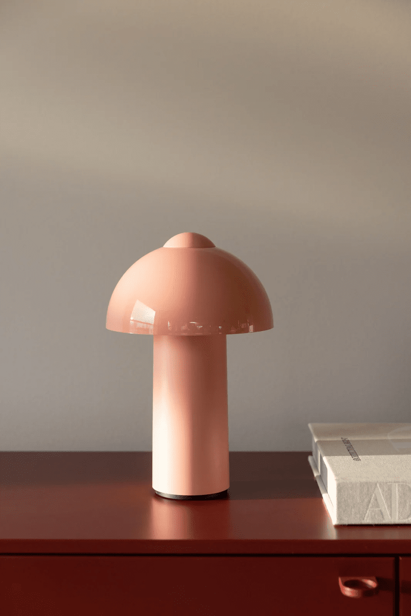 Buddy 25cm Rose portable De Globen Lighting - Gr&acirc;ce &agrave; son indice de protection IP44, elle est id&eacute;ale pour une utilisation int&eacute;rieure et ext&eacute;rieure, mais il est recommand&eacute; de la ranger &agrave; l'int&eacute;rieur lorsqu'elle n'est pas utilis&eacute;e.