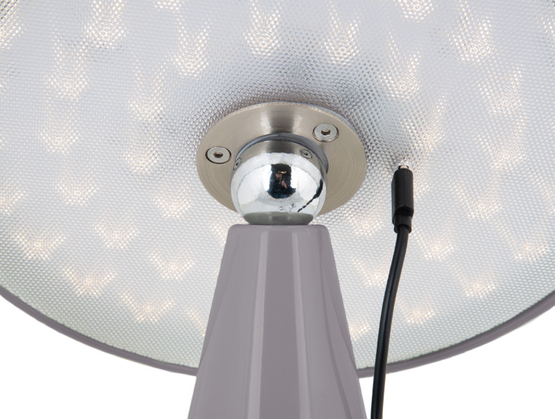 Phoebe LED 26cm Gris portable De Leitmotiv - Phoebe est une lampe de table rechargeable élégante et moderne qui embellira n'importe quelle pièce.