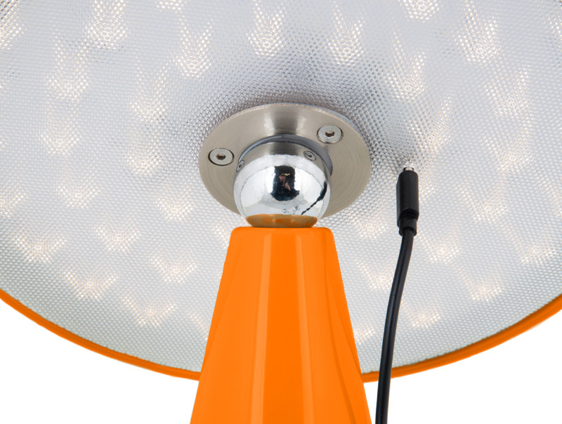 Phoebe LED 26cm Orange portable De Leitmotiv - Phoebe est une lampe de table rechargeable élégante et moderne qui embellira n'importe quelle pièce.