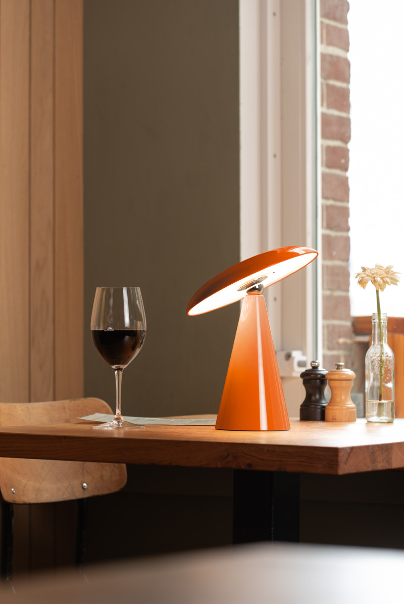 Phoebe LED 26cm Orange portable De Leitmotiv - Phoebe est une lampe de table rechargeable élégante et moderne qui embellira n'importe quelle pièce.