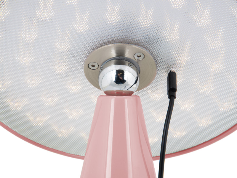 Phoebe LED 26cm Rose portable De Leitmotiv - Phoebe est une lampe de table rechargeable élégante et moderne qui embellira n'importe quelle pièce.